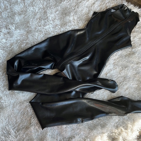 Libidex genuine 100% black latex rubber catsuit sleeveless with feet - Picture 7 of 13